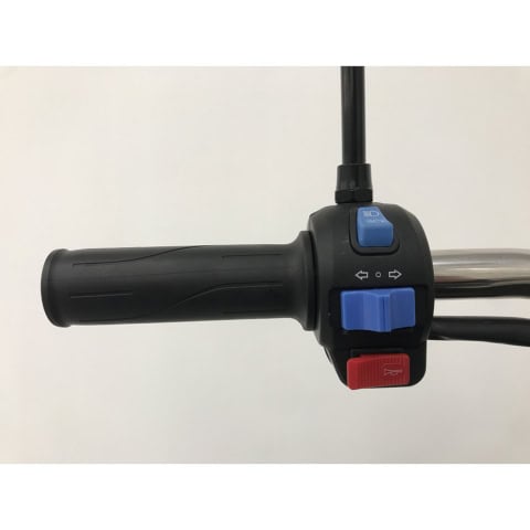Mână de control pentru triciclu electric, butoane pentru viteze și accelerație.