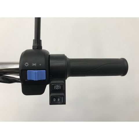 Comenzi și control pentru triciclu electric, manetă și butoane pentru funcții.