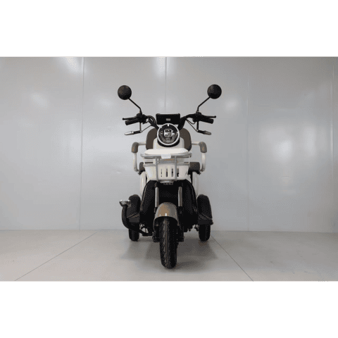 Triciclu electric RDB Mini, 2000W, pentru permis, 25km/h, în fața unui fundal alb.